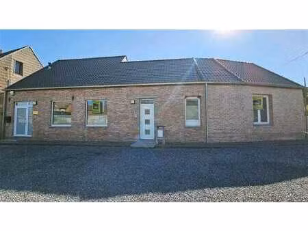 beau bâtiment facilement aménageable en habitation plein-pie