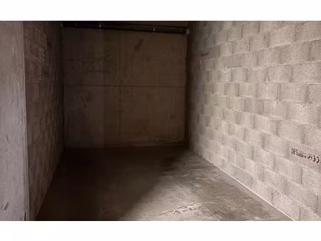 location stationnement  m² t- à bron  80 €