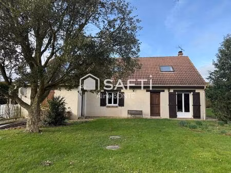 maison familiale avec panneaux solaires et garage