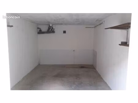 garage sécurisé à louer aux lônes proche centre sanary