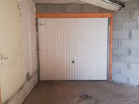 parking/box 25 m² ampuis