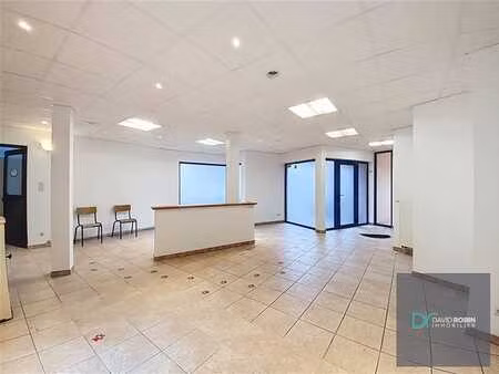 commerce/bureaux dans le centre de courcelles