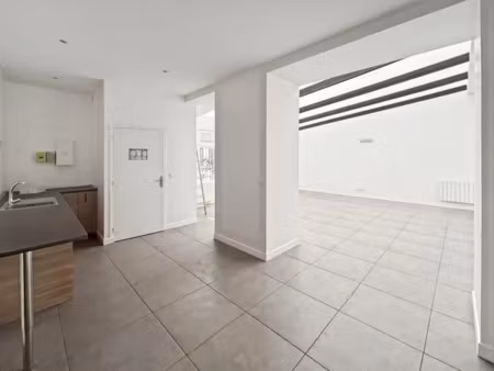 local sur cours avec verrière zenitale