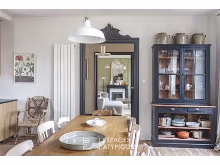 bâtisse en pierre de 1850 avec piscine et parc séculaire