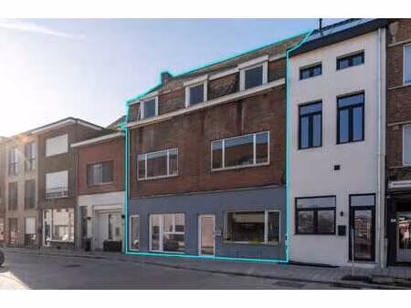 centraal gelegen ruime handelswoning met handelsruimte ca...