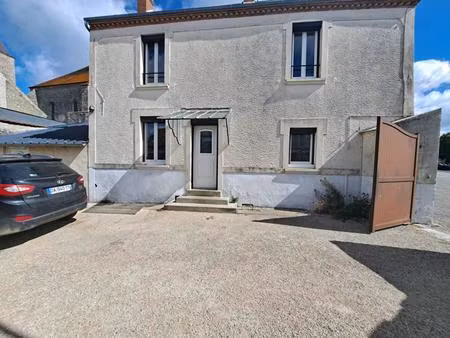 maison en pierre et dependances + cour