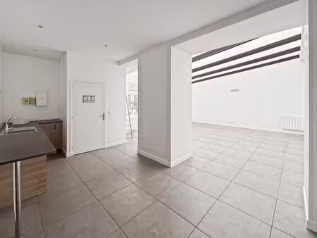 local sur cours avec verrière zenitale