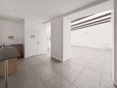 local sur cours avec verrière zenitale