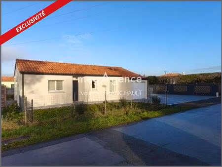 luçon  plain pied  trois chambres avec garage sur terrain clos et arboré.