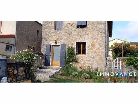 maison de village en pierre rénovée avec jardins et parking
