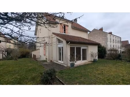 maison divisée en 3 appartements