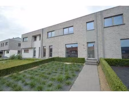 recente lage-energiewoning met mooie tuin en garage