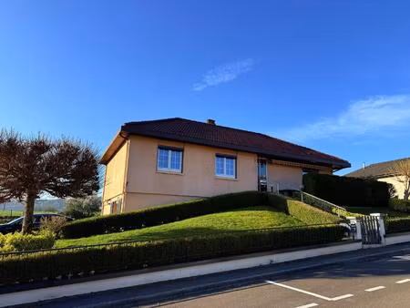 maison de 108 m2  4 ch  sous-sol sur terrain de 671 m2.