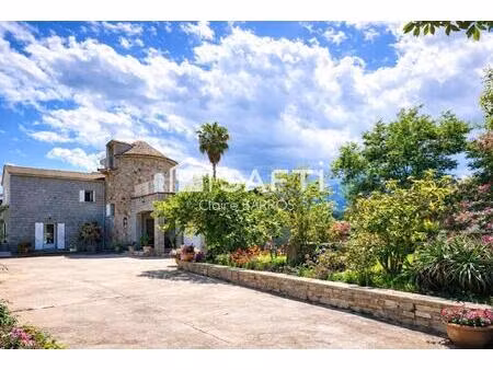 somptueuse villa atypique avec sa tourelle proche mer