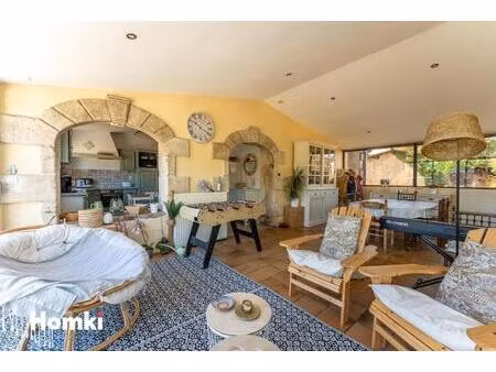 à vendre : maison familiale avec piscine et véranda – reignac (33)