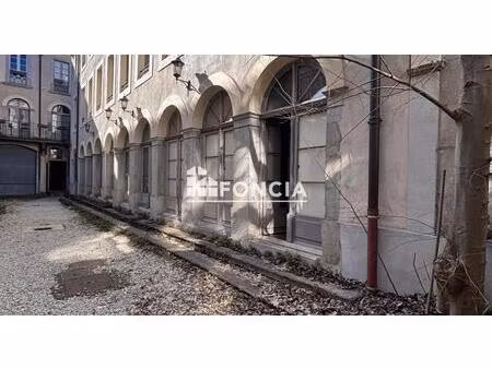 studio en rez-de-chaussée d’un immeuble ancien en centre-ville  au calme au fond d’une cou