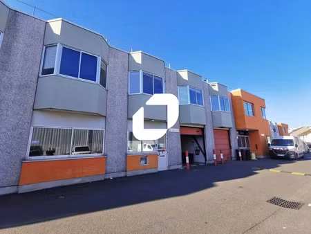 a louer  belle hauteur sous-plafond