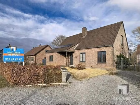 instapklare woning op ca.53 are met bijgebouw met dubbele garage. epc 104 kwh/m²/jaar (bij