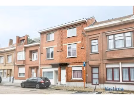 deels gerenoveerde rijwoning met tuin nabij centrum lebbeke