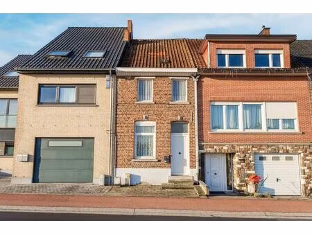 te renoveren rijwoning met tuin te vlezenbeek