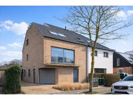 gentbrugge - licht op te frissen appartement met 2 slaapkamers en terras.