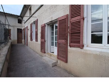 location appartement 3 pièces 71 m² à eyguières (13430)