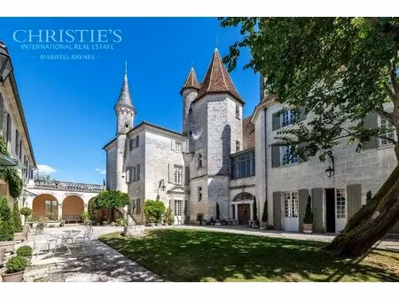 magnifique château de village du xve siècle digne d'un conte de fées  situé près de...