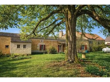 maison au cur dun hameau  cet ensemble offre un ensemble de caractère composé dune...