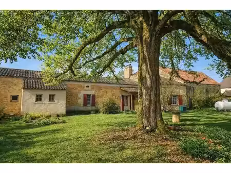 maison au cur dun hameau  cet ensemble offre un ensemble de caractère composé 