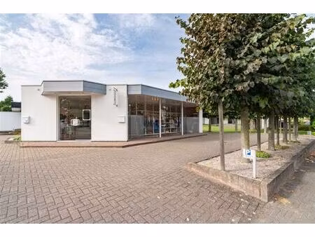 handelspand met ruime privé parking in centrum evergem