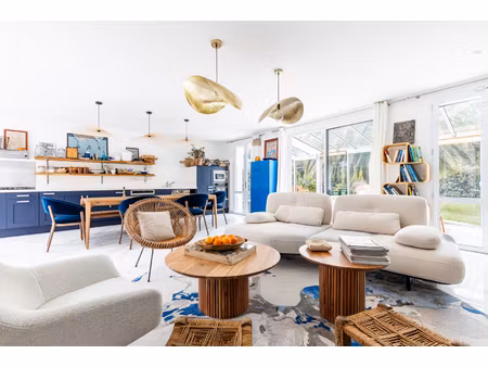 villa des années 60 revisitée dans un écrin de verdure  plage à pied