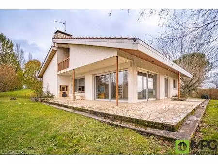 maison semi-enterrée avec beaux volumes et grand terrain  4 chambres  garage.