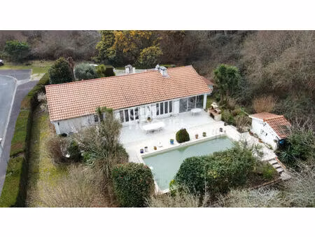 gastes : maison 3 chambres avec jardin arboré  terrasse et piscine à 100 m du lac