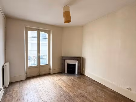 appartement 3 pièces avec balcon et cave – à deux pas du centre