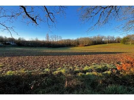 terrain constructible de 3700 m2 à vendre  avec cu  à 2 minutes des commerces de gourdon.