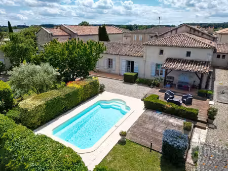 superbe ancien couvent avec jardins privés et piscine