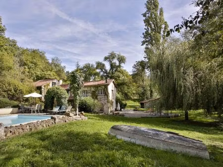 ancien moulin au bord d'un lac