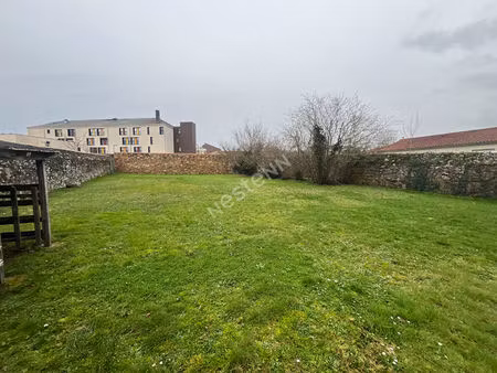 découvrez sans tarder ce superbe terrain entièrement clos  idéalement situé sur la commune