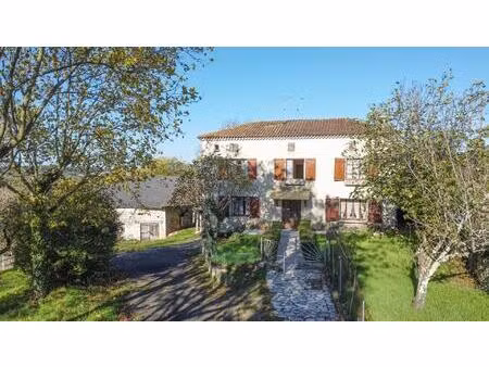 ancien corps de ferme  3 chambres  dépendances puits et 3969m2 de terrain.