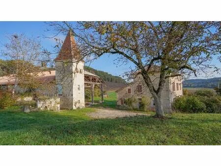ensemble en pierre  restauré  sur 2 hectares de terrain sans voisins
