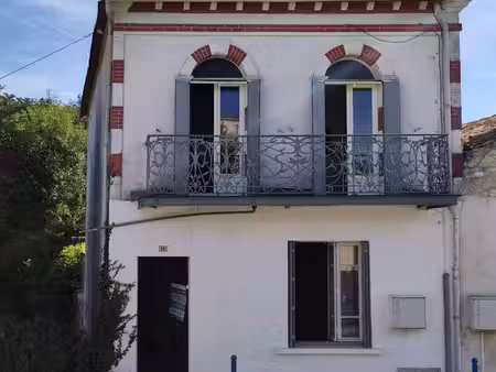 jolie maison de village de 130m2  située au cœur d'un village tous commerces avec 1 garage
