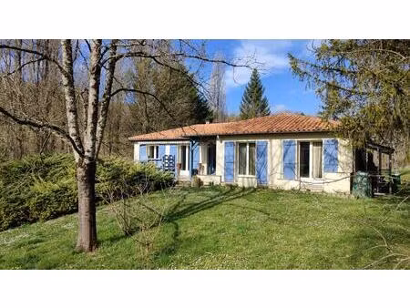 maison contemporaine idéalement située à la sortie du village  offrant le confort des...