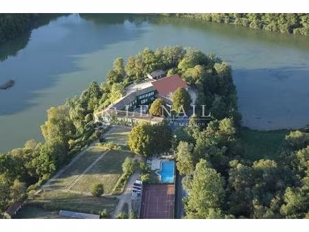 beau domaine de 80 hectares avec grand étang aux portes d'angoul