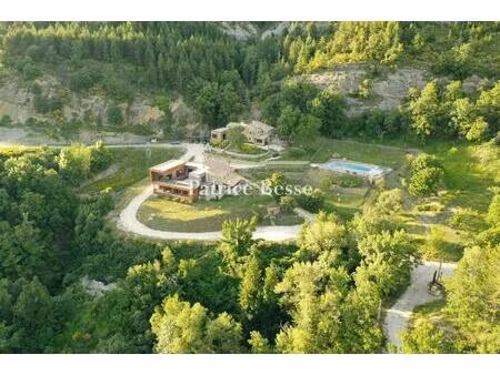 dans la drôme provençale  un hameau du 18e s.  entouré de bois et de champs de lavande.
