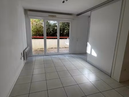 à louer – t2 avec terrasse & parking – saint-jean-de-luz (rdc)