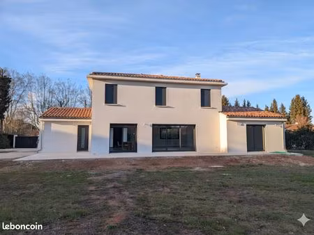 belle maison à vendre sur grand terrain