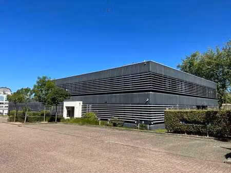 bâtiment industriel + bureaux – quais – evere