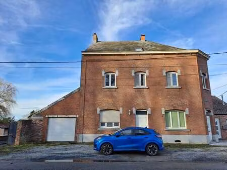 vaste maison 3 façades  4 chambres et terrain