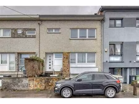 agréable maison +- 145m² avec garage et jardin bien située.