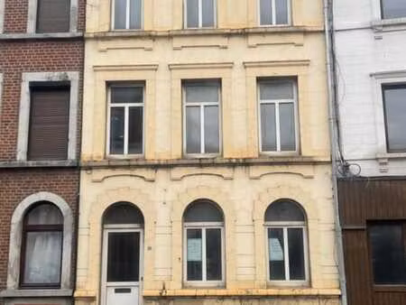 grand immeuble d'habitation  avec jardin  à rénover